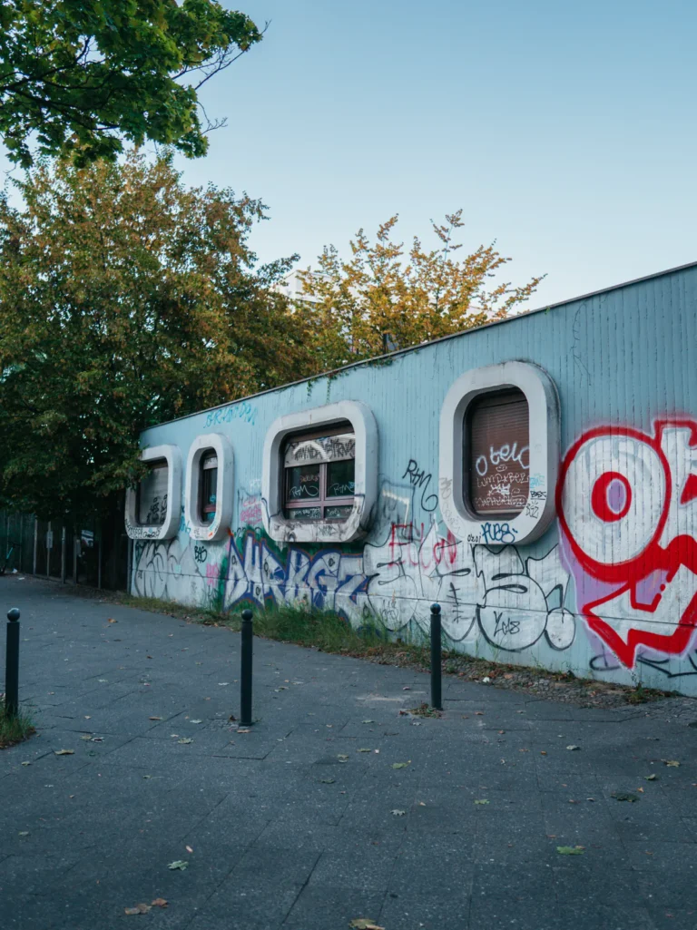 Fassade - Ernst-Reuter-Schule (Strelitzer Str.) Berlin. Der Fotogoals Fotospot in Berlin