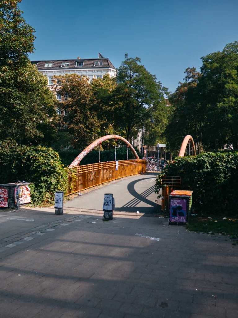 Fußgängersteg - Schlachthofpassage Hamburg. Der Fotogoals Fotospot in Hamburg