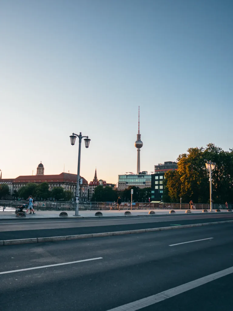 Jannowitzbrücke - Blick: Fernsehturm Berlin Berlin. Der Fotogoals Fotospot in Berlin
