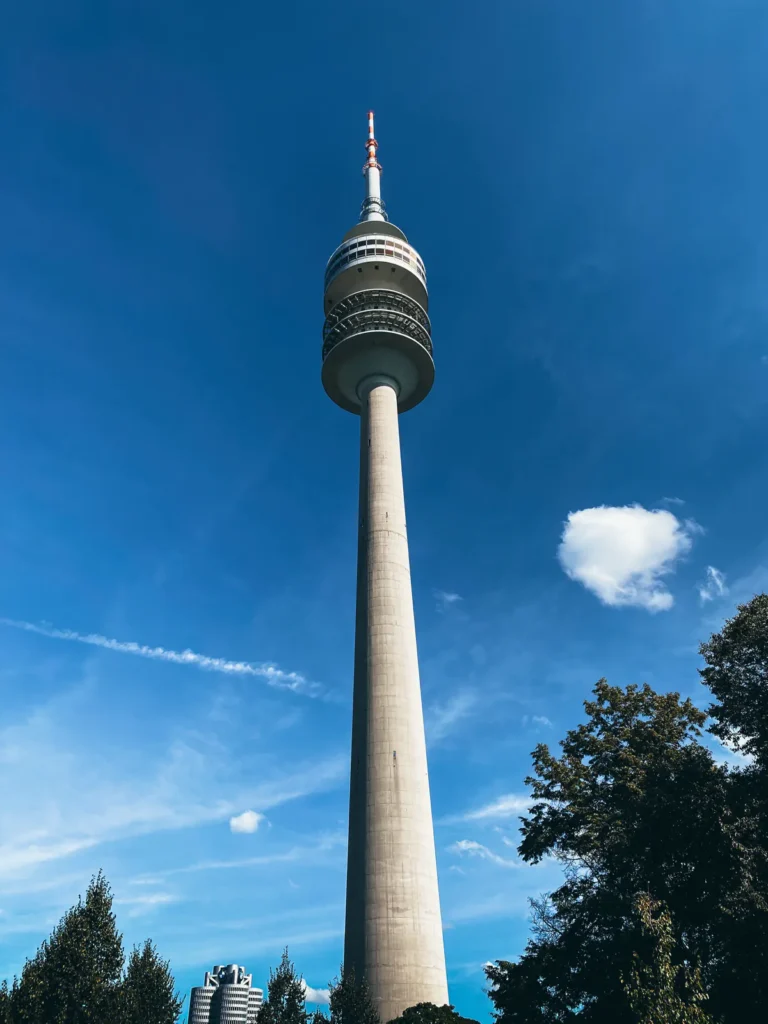 Olympiaturm - Außenansicht München. Der Fotogoals Fotospot in München