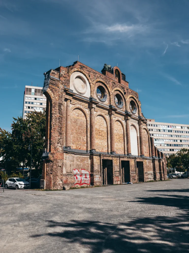 Portikusfragment - Anhalter Bahnhof Berlin. Der Fotogoals Fotospot in Berlin