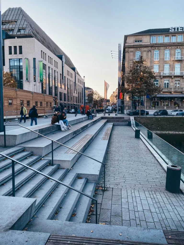Tribüne - Hofgartenterrassen Düsseldorf. Der Fotogoals Fotospot in Düsseldorf